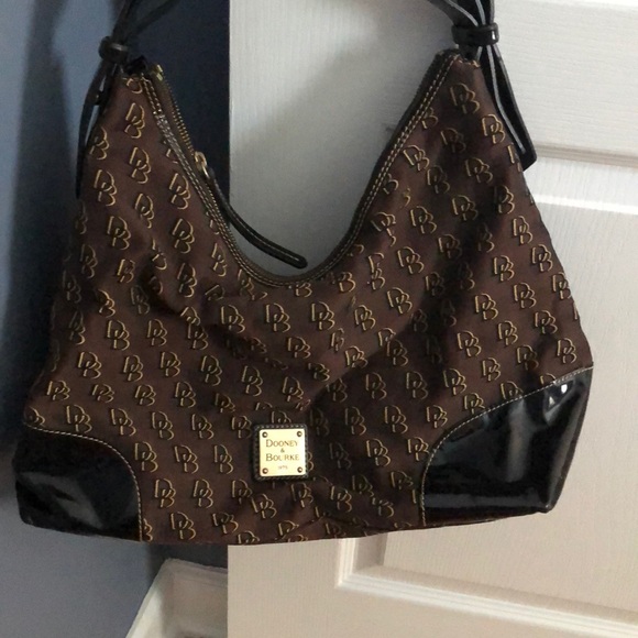 Dooney & Bourke Handbags - Authentic Large Dooney and Bourke purse